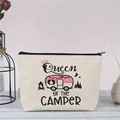 Gros plan sur la trousse en toile avec imprimé Queen of the Camper et fermeture éclair - Motif Queen of the Camper (jiayingljb04)