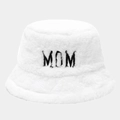 Gros plan détaillé du bob en peluche blanche avec broderie MOM noire élégante - Taille unique / Blanc