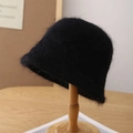 Dettaglio della texture soffice del cappello a secchiello nero in misto lana angora - Regolabile / Nero