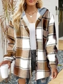 Dettaglio della giacca scozzese da donna con cappuccio, bottoni e motivo marrone - Modello 7 (Plaid Marrone)