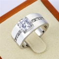 Detail van zilveren herenring van titanium met centraal kristal en zijdiamanten - Maat 7 / Model met kanaalzetting en strass (M) / Staalkleur