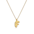 Dettaglio di una collana con ciondolo a lettera F placcata in oro lucido e riflessi - Lettera F