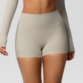 Dettaglio dei pantaloncini da yoga a vita alta beige con trama in maglia opaca senza cuciture - S / Marrone Cammello