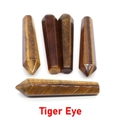 Detailansicht von fünf natürlichen Tigerauge-Kristallsäulen auf weißem Hintergrund mit Textur - Tigerauge / 10*50mm