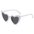 Gafas de sol de moda con forma de corazón con montura blanca y lentes negras en fondo blanco - Montura Blanca Lente Gris