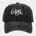 Gros plan de la broderie Gigi blanche sur une casquette de baseball en denim noir délavé - Réglable / Noir