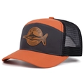 Dettaglio cappellino trucker con toppa in pelle da pesca e rete traspirante - Arancione