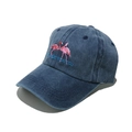 Dettaglio del ricamo a fenicottero su cappello da baseball in cotone lavato blu navy - M (56-58cm) / Blu Notte