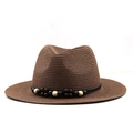 Donkerbruine strooien Fedora hoed met houten kralenband op een witte achtergrond - M (56-58cm) / Bruin