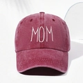 Dettaglio del ricamo bianco MOM su un berretto da baseball in cotone bordeaux lavato vintage - Borgogna