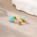 Orecchini minimalisti placcati oro 18k con pietre turchesi tonde e montatura a 4 griffe - Stud orecchini / Blu