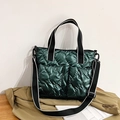 Borsa tote trapuntata verde scuro metallizzato con ampi spallacci a righe - Verde Scuro