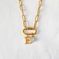 Collana a graffetta in acciaio inossidabile placcata oro 14K con lettera E e ciondolo - Lettera E