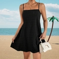Elegante zwarte geplooide mini-jurk met dunne bandjes en vierkante hals op een strand - S / Zwart