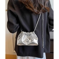 Borsa a secchiello nuvola argento plissettata con tracolla a catena e blazer - Argento