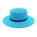 Détail du tressage du chapeau de paille bleu avec bande en cuir à rivets argentés - M (56-58cm) / Bleu lac