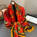 Elegante sciarpa di seta rossa con stampa di arance e foglie accanto a una borsa - Frutta Dorata su Rosso / 180*90CM