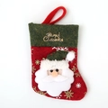 Calcetín navideño rojo y verde con figura de Papá Noel y bordado de Merry Christmas - Papá Noel