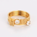 Detalle de anillo multicapa dorado con dije de mariposa y piedras de circón brillantes - US 6 / Dorado