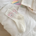 Weiße Crew-Socken mit rosa Hasen-Stickerei auf gemütlichem, strukturiertem Hintergrund - Kaninchen