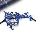 Detailaufnahme der blauen Spitzenhalbmaske mit filigranem Muster und schwarzem Band für Feste. - Saphirblau
