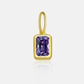 Gros plan d'un pendentif doré avec zircon violet rectangulaire et reflet sur le fond - Or 18K-Février