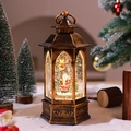 Nahaufnahme der Vintage-Weihnachtslaterne mit Weihnachtsmann-Szene und leuchtendem Schnee - Weihnachtsmann an der Straßenlaterne