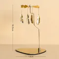 Drehbares Windrad aus Goldmetall mit fliegenden Federanhängern, Höhe 18,5 cm - Tanzende Feder / Gold