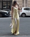 Gelbes Satin-Maxikleid mit weißem Spitzenbesatz und hohem Seitenschlitz im Detail - S / Gelb