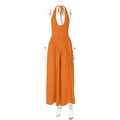 Detailansicht des orangen Halterneck-Jumpsuits mit tiefem V-Ausschnitt und weitem Bein - S / Orange