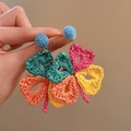 Pendientes de flores de rafia tejida a mano con estilo bohemio de colores vibrantes - Aguja de plata / Colorido