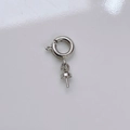 Detalle de un cierre de resorte plateado con pasador para creación de joyas DIY - Anillo de Resorte Bañado en Platino + Alfiler