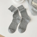 Chaussettes mi-hautes gris moyen avec texture côtelée et bord élastique style minimaliste - Taille unique / Gris clair