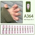 Transluzente rosa Kunstnägel mit grünen French-Spitzen und Punkten, lange Sargform - Jelly Rosa Basis Grasgrün French Tip Sternmuster (A364) / Klebertyp (24er Set)