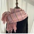 Dettaglio della sciarpa a quadri rosa con lunghe nappe su maglione nero - Rosa scuro