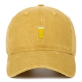 Détail de la casquette en coton lavé jaune moutarde avec broderie d'une chope de bière - Jaune