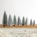 Set di 8 mini alberi di Natale in vari colori con basi in legno per decorazioni - Set di 8 Mini Alberi di Natale per Paesaggio