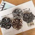 Lot de quatre chouchous motifs léopard et rayures sur fond de magazine de mode - Ensemble de 4 Pièces (Léopard Noir + Léopard Blanc + Zèbre Noir + Zèbre Café)