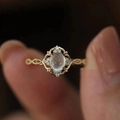 Vintage gouden ring met ovale imitatie maansteen en gedraaide band voor dames - US 7 / Goud
