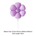 Violetter Gänseblümchen-Folienballon mit Smiley, 33,5x36,5cm inklusive 30cm Haltestab - Hand-Gänseblümchen Mit Haltestab / Macaron-Lila