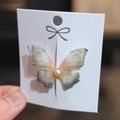 Dettaglio di un fermaglio per capelli a farfalla in rete con sfumatura grigio-arancio e perla - Clip a farfalla piccola da 4,5cm senza scheda