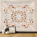 Dettaglio di un arazzo bohémien con motivi di sole, luna e fiori su una parete neutra - 73X95CM / Tessuto Spazzolato / Beige/Multicolore