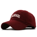 Klassische burgunderrote Baseballkappe mit weißem COLORADO-Stick in 45-Grad-Ansicht - 56-61CM (Einstellbar) / Burgunderrot