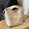 Cremefarbene Beuteltasche aus weichem PU-Leder mit natürlicher Faltenstruktur und Riemen - Cremeweiß