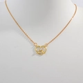 Elegante goldene S925 Silber Brezel-Halskette mit funkelndem Kristall auf weißem Torso - Goldene Brezelknoten-Halskette
