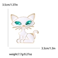 Broche chat blanc avec yeux en cristal vert, dimensions 3,5 cm haut et 3,3 cm large - Blanc