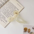 Detalle de pinza para el pelo mate en color crema con lazo sobre mesa decorativa - 11cm / Lazo Mate Amarillo