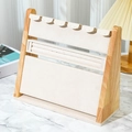 Detailansicht Schmuckständer aus Holz mit beigem Samtfutter und Halskettenhaken - Beige