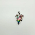 Detailansicht eines silbernen Herzanhängers mit kleiner Blume und grünem Edelstein-Inlay - Herz - Silber (Abalone Muschel)