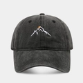 Détail de la broderie de montagne sur une casquette de baseball en coton lavé anthracite - Réglable / Noir
